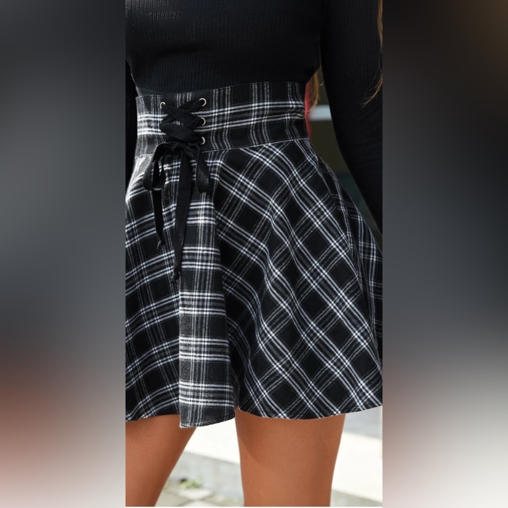 PLAID MINI SKIRT | Black and White Faux Corset Lace-Up Waist | Women’s Size 4 - Picture 7 of 15